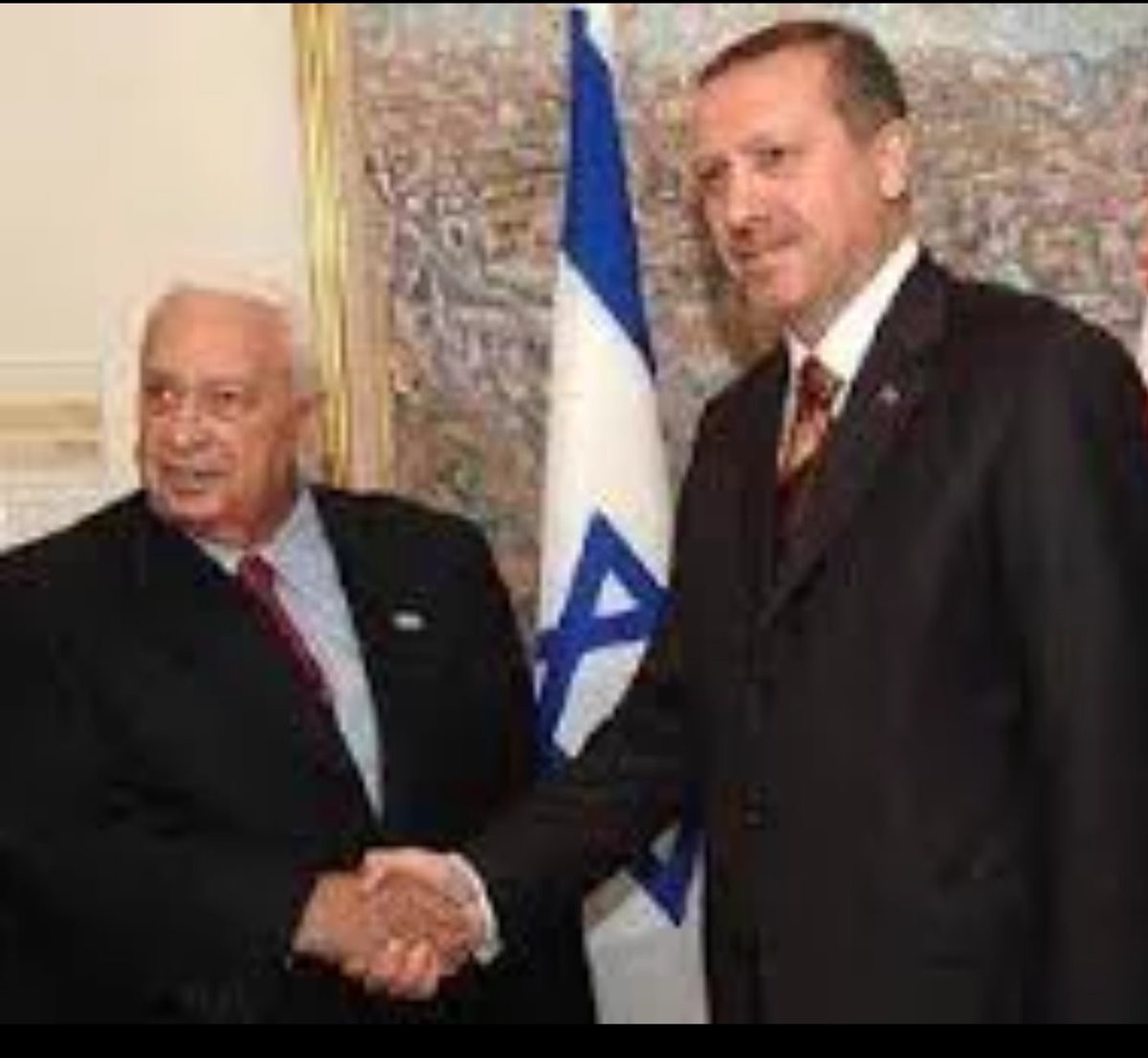 Dhahi_Khalfan's tweet photo. لاحظ اعتزاز السيد اردوغان خليفة المسلمين وهو يصافح بكل فخر الارهابي شارون..!! https://t.co/RBZ2LKDzTe
