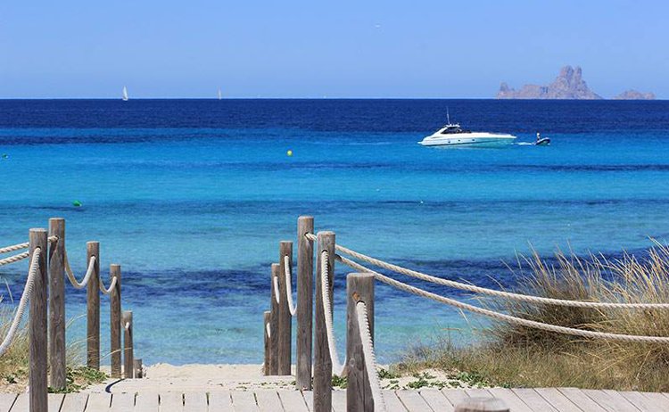 savvy_travelers's tweet image. It's time to sail away! Read our 6 smart packing tips for #summer featured on @jetsetera! buff.ly/29UACZN