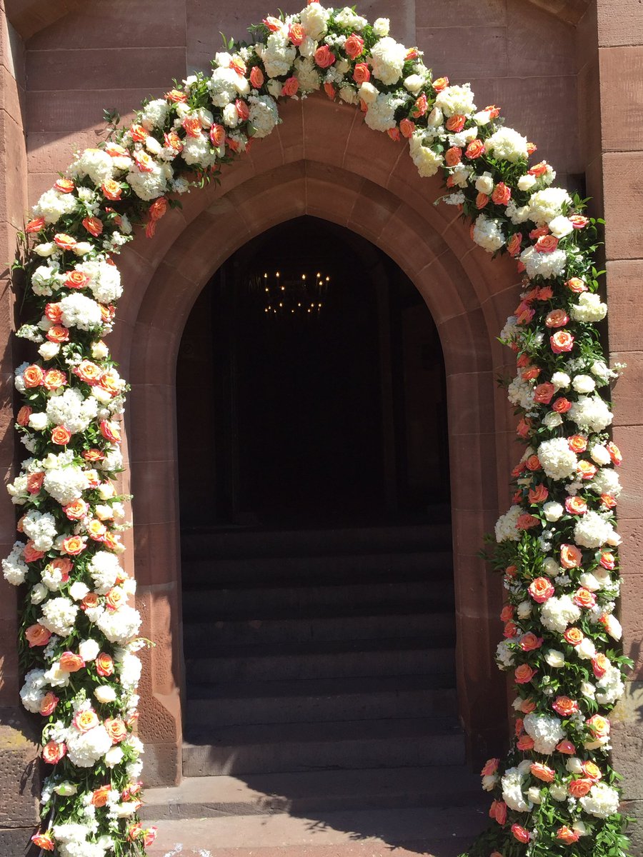 A #rose and hydrangea #floralarch at the sun kissed @Peck1 today's #wedding using miss piggy and @MeijerRoses