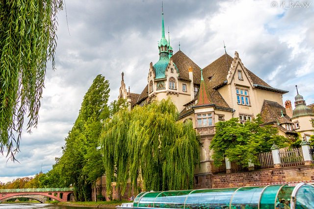 F3Alsace's tweet photo. Et le plus beau lycée de France, "mieux que Poudlard", est.... strasbourgeois !
https://t.co/7cW3KACKl5 https://t.co/iMrQZPKwKj