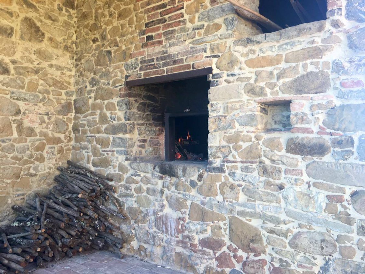 Dievole's tweet image. Oggi ospitiamo il lancio per la stampa del libro #LaBuonaPizza" e cuoceremo #pizza nel nostro antico forno del 1866!