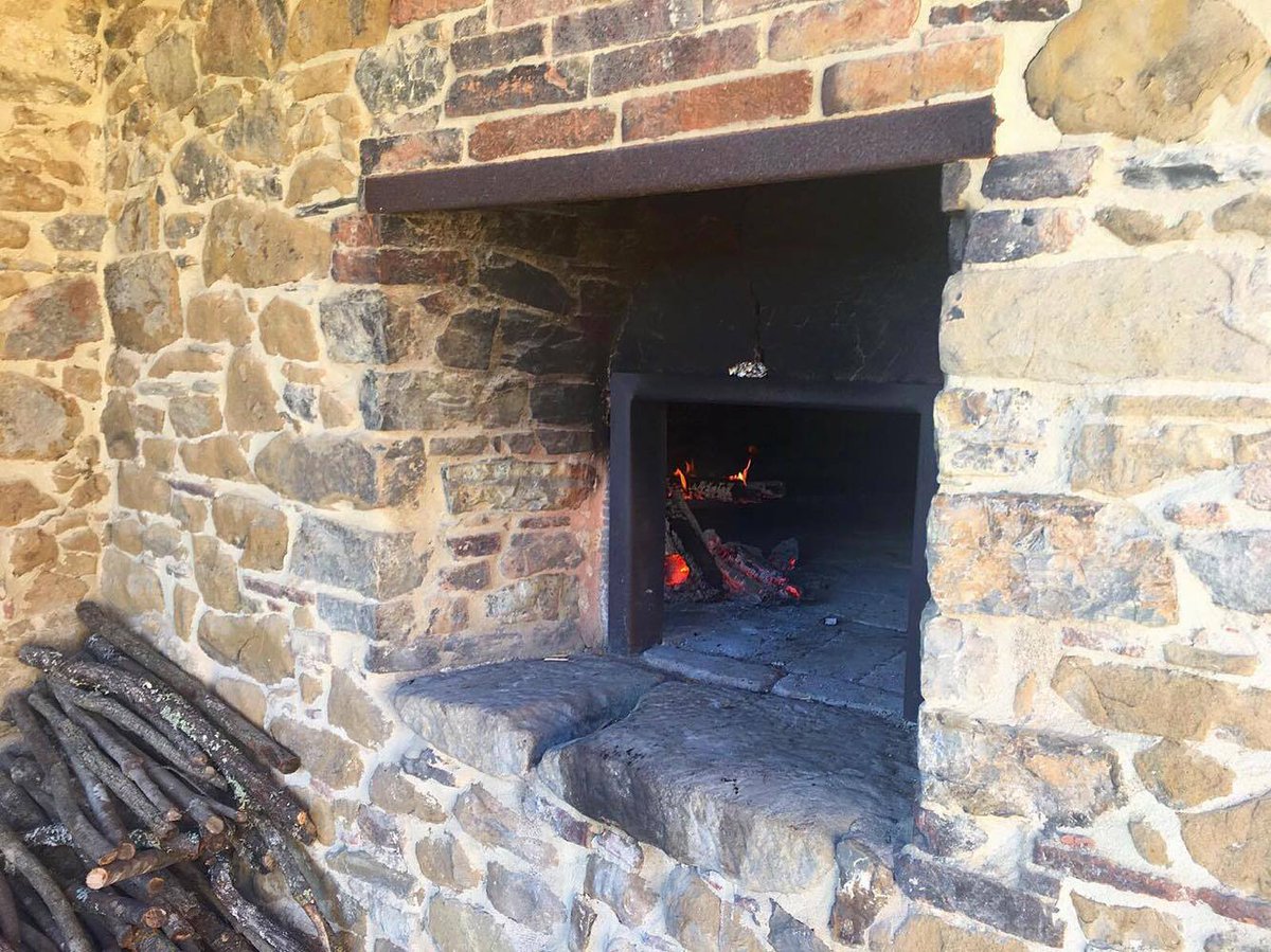 Dievole's tweet image. Oggi ospitiamo il lancio per la stampa del libro #LaBuonaPizza" e cuoceremo #pizza nel nostro antico forno del 1866!