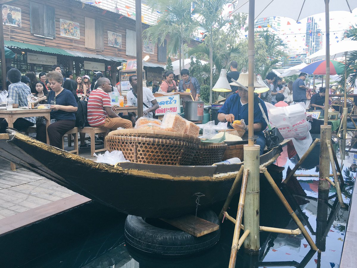 มีแต่ของกินเต็มเลยย Floating Market at Central World #Bangkokvaree #Reviewbangkok <a href="/ReviewThailand_/">Review Thailand</a>