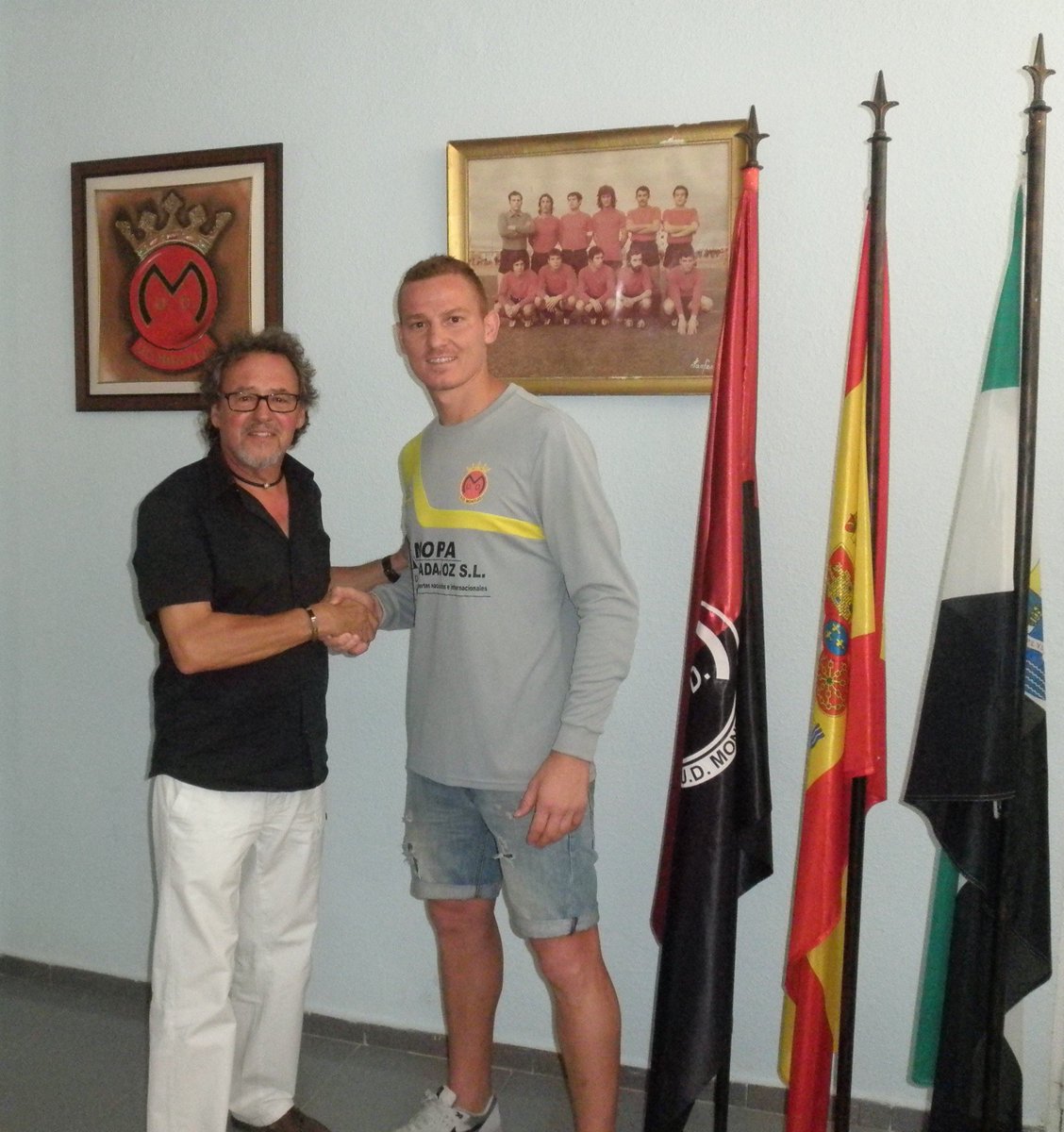 UDMONTIJO's tweet photo. PRESENTACIÓN OFICIAL DE ÍMOLA Y CORONADO!
Ayer, previo al 1er. entrenamiento,en el Estadio Mpal. de Montijo
#aupaudm https://t.co/NomAWV9d0I
