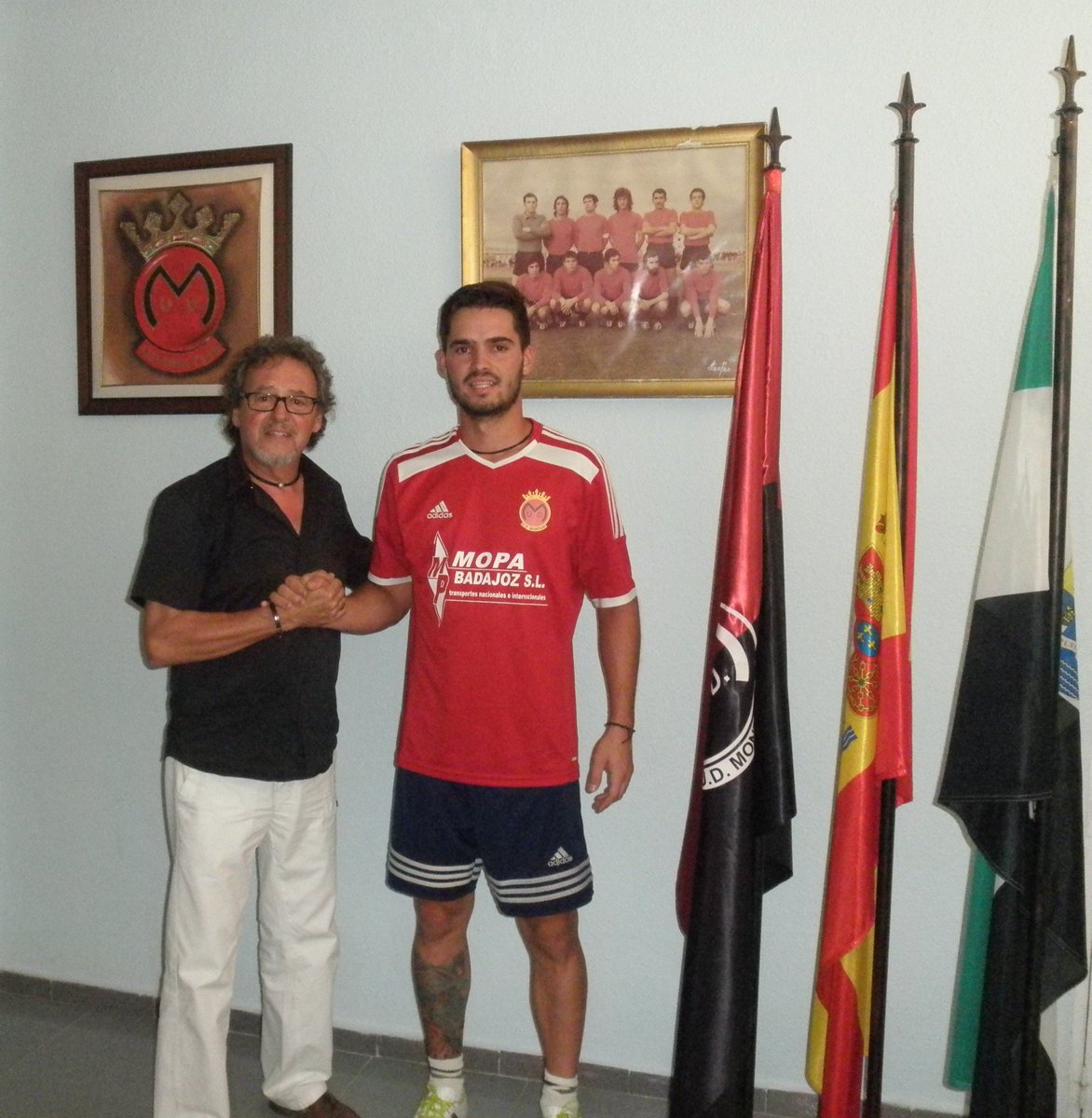 UDMONTIJO's tweet photo. PRESENTACIÓN OFICIAL DE ÍMOLA Y CORONADO!
Ayer, previo al 1er. entrenamiento,en el Estadio Mpal. de Montijo
#aupaudm https://t.co/NomAWV9d0I