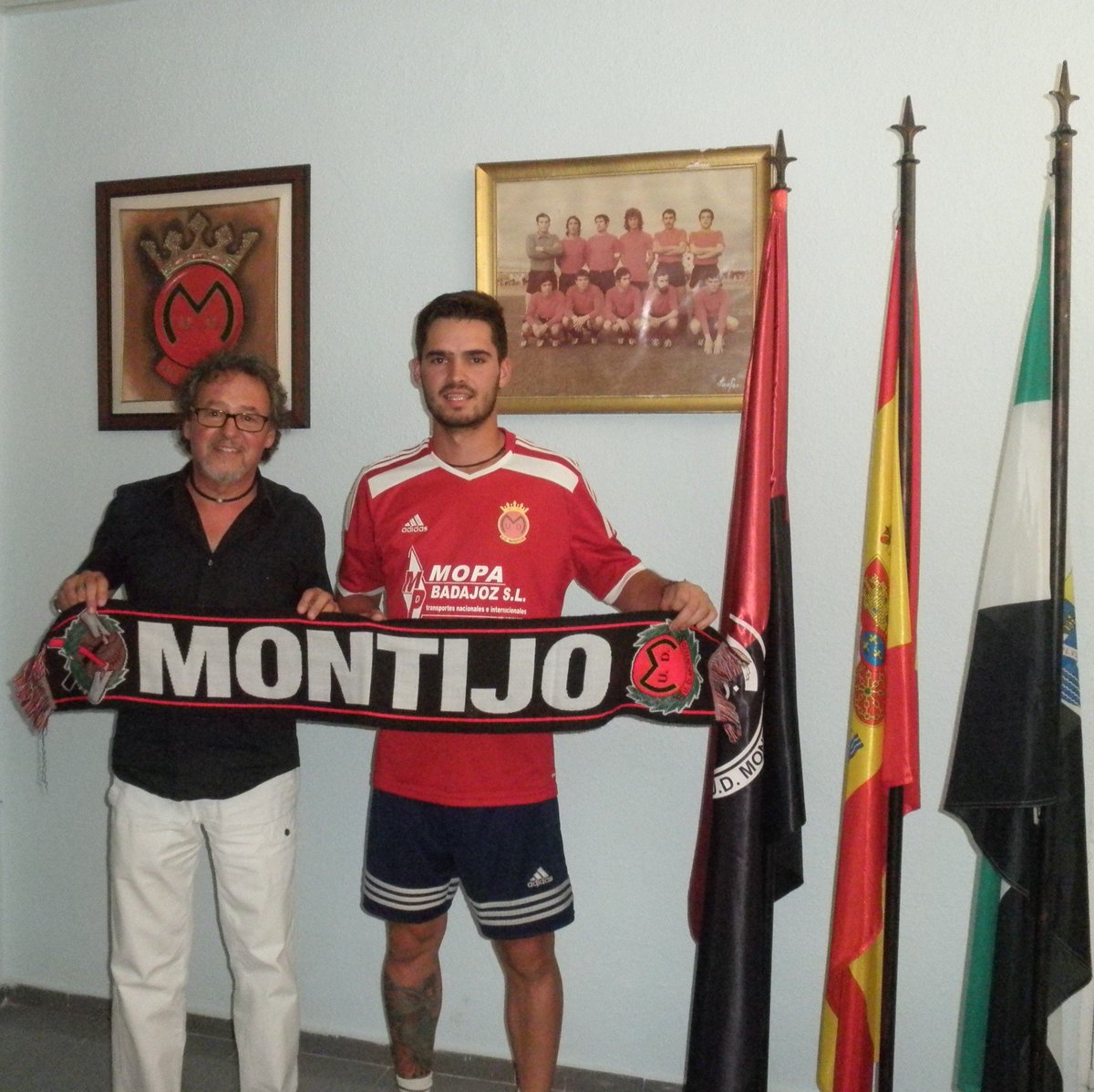 UDMONTIJO's tweet photo. PRESENTACIÓN OFICIAL DE ÍMOLA Y CORONADO!
Ayer, previo al 1er. entrenamiento,en el Estadio Mpal. de Montijo
#aupaudm https://t.co/NomAWV9d0I