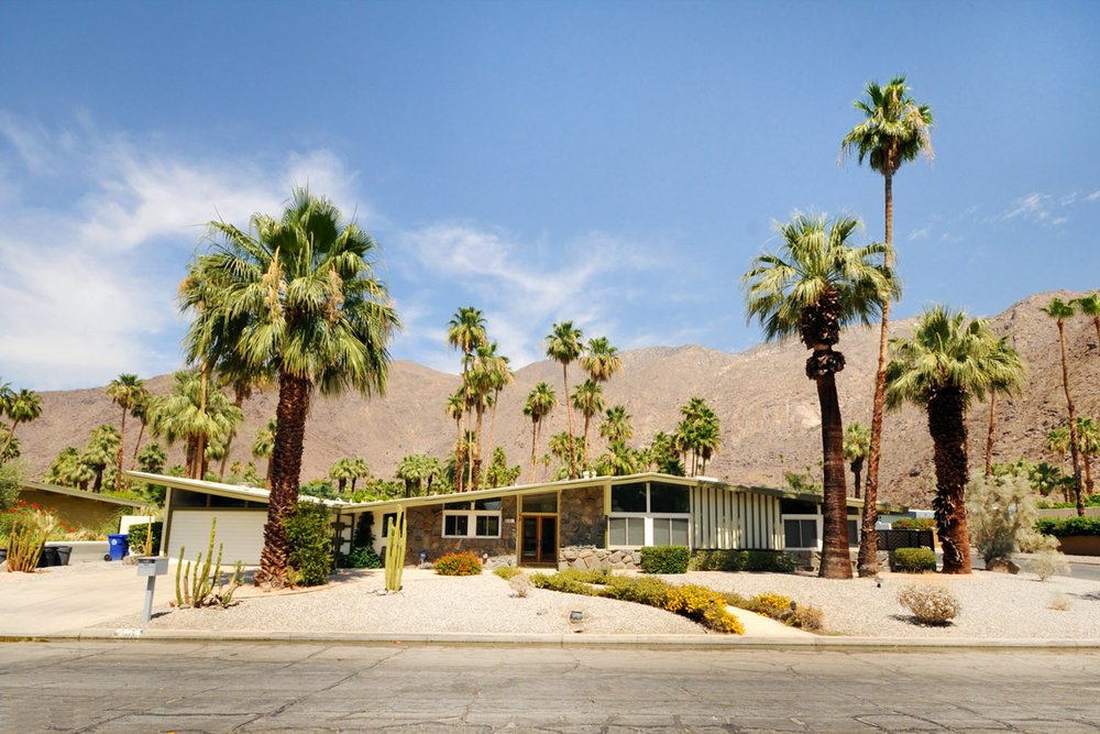 DiscoverEscape's tweet photo. Summering in Palm Springs? Here's what to wear while you're there...

https://t.co/eFOb6eVML7 https://t.co/jyYrx4JOjM