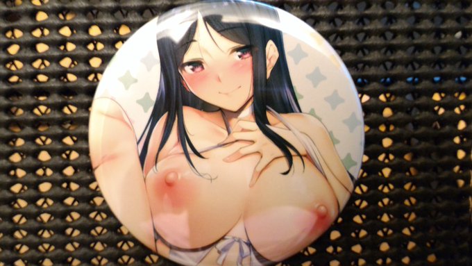 缶バッジのサンプルが届いてました。これにサインの入ったものが『とろくちずむ』ワニマガジン社直販限定版の特典です(現在売り切れてますが…) 