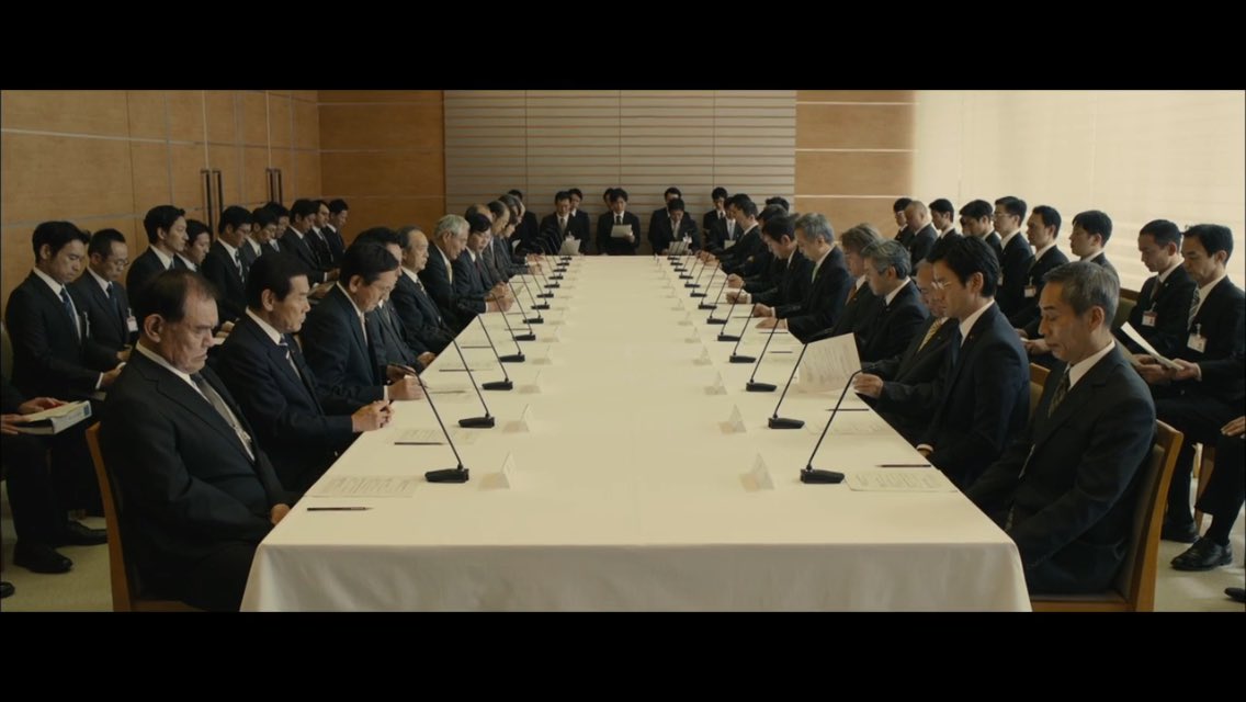 ビニールタッキー シン ゴジラの新予告 ゴジラの動きにウオオってなったけど会議シーン多すぎなのとその会議が全く踊っていないことに笑ってしまった 実に日本らしい光景だ T Co Zc9mbtqx6i Twitter