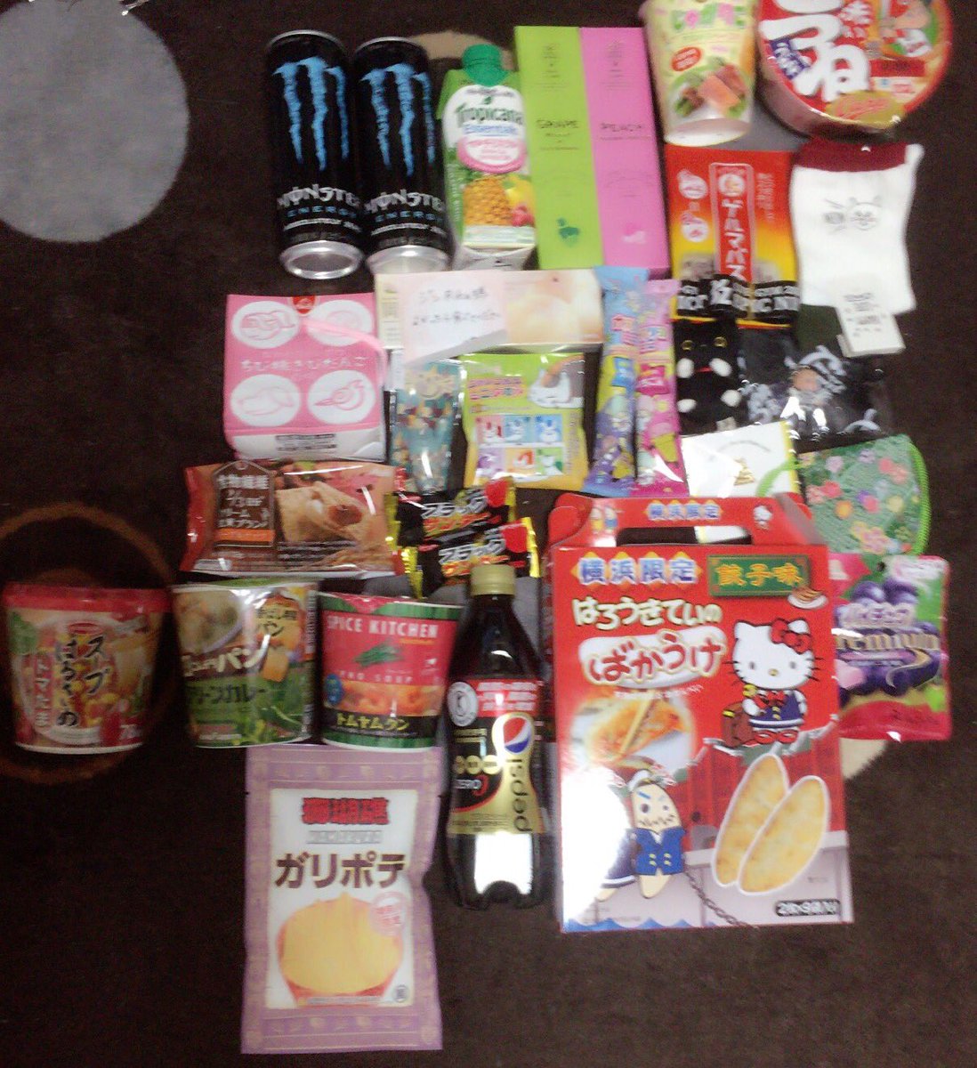 zinriku's tweet photo. 最近頂いたお手紙やプレゼント達。
みんな本当にありがとうです！！
遠征中に食べたり飲んでしまったものは写せてなくてごめんね。 https://t.co/xd8W2CChyt