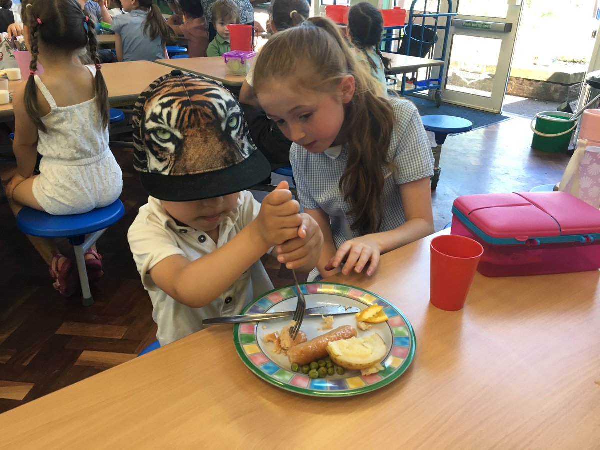 AbbeyPrimary's tweet image. Knives and forks are tricky. #rec #sharedlunch