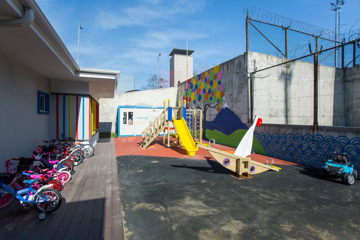 ‘İçerde Çocuk Var’ sosyal sorumluluk projesi kapsamında yenilenen Adalet Anaokulu mimarizm.com/mimari-projele…