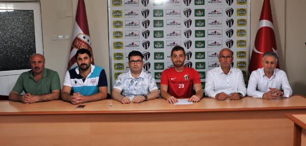 Ümraniyespor'un santraforu Eren Açıkgöz, İnegölspor ile 2 yıllık sözleşme imzaladı.