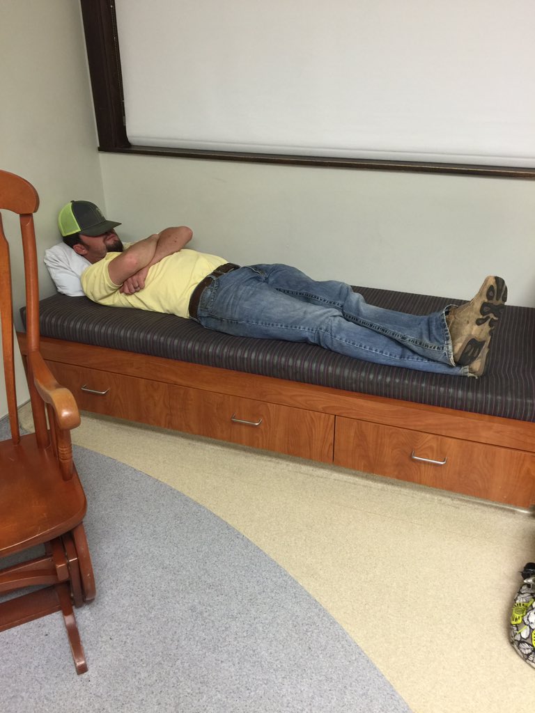 beejayemxo's tweet photo. Hospital beds are so uncomfortable. Meanwhile... https://t.co/B84EsAVblU