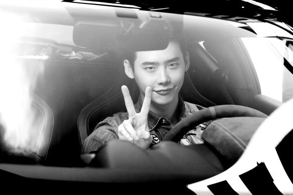 soompi's tweet photo. 7 Times We All Went Crazy For Lee Jong Suk
https://t.co/TNohvN18X9 https://t.co/8bVkDjtpnc
