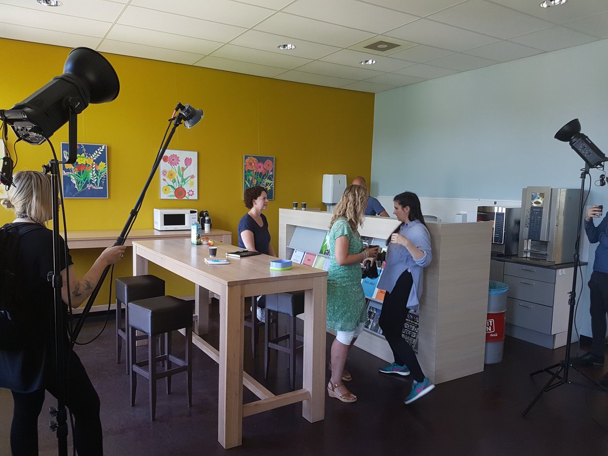 Pakjerol's tweet photo. Door naar de docentenkamer #fotoshoot #pakjerol https://t.co/eLl5ipnV12