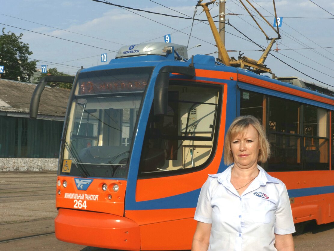 Женщина водитель трамвая. Водитель трамвая и троллейбуса. Водитель трамвая Краснодар. Женщина водитель троллейбуса.