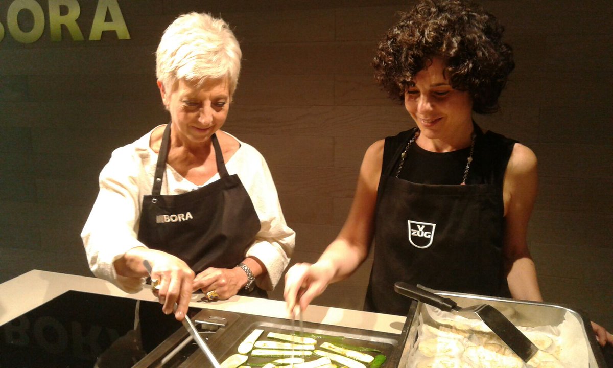 Frigo2000's tweet photo. Bianca Pezzi e @SilviaMusajo #inviaggioincucina cucinano verdure su teppanyaki #frigo2000hpk https://t.co/uUUuvBvvX8