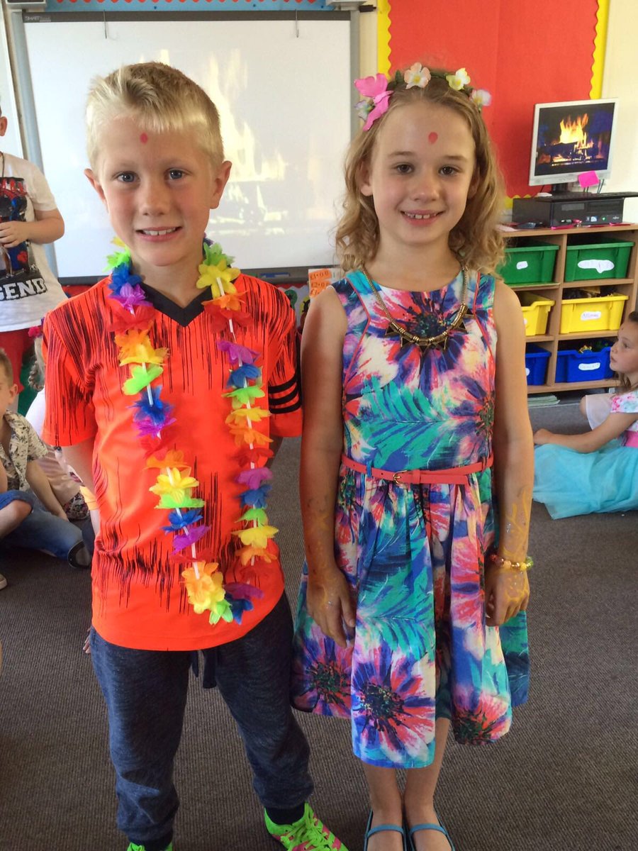 BryngwynPrimary's tweet photo. The Bride and Groom 👫 https://t.co/H6WoxYc7ih