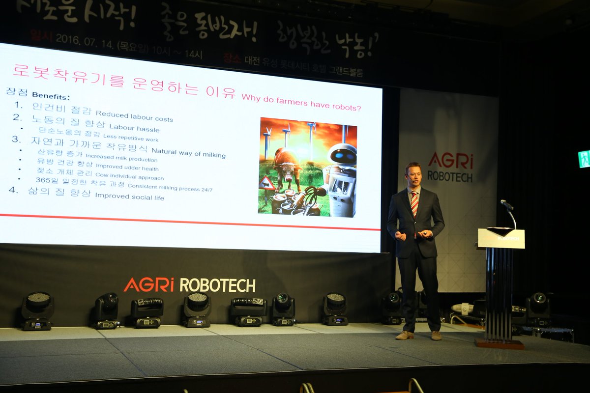 Lecturing at the opening ceremony of our new #Lely importer #AgriRoboTech  in S-Korea. Thanks for inviting <a href="/LelyFMS/">LelyFMS</a>!