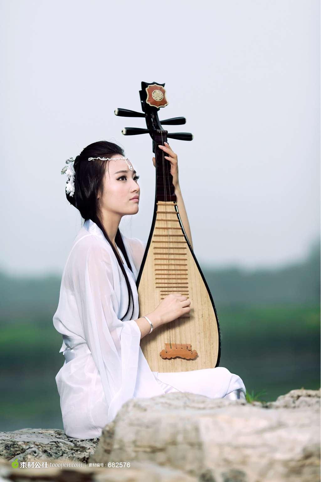 琵琶を弾く麗人 琵琶を弾く麗人