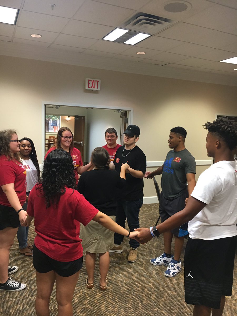 _Mikaylad13's tweet photo. Maroon 4 working on our group communication #HealthSciences #M.O.R.E. #StangGang20 #mymidwestern https://t.co/wqHd7fXPOP