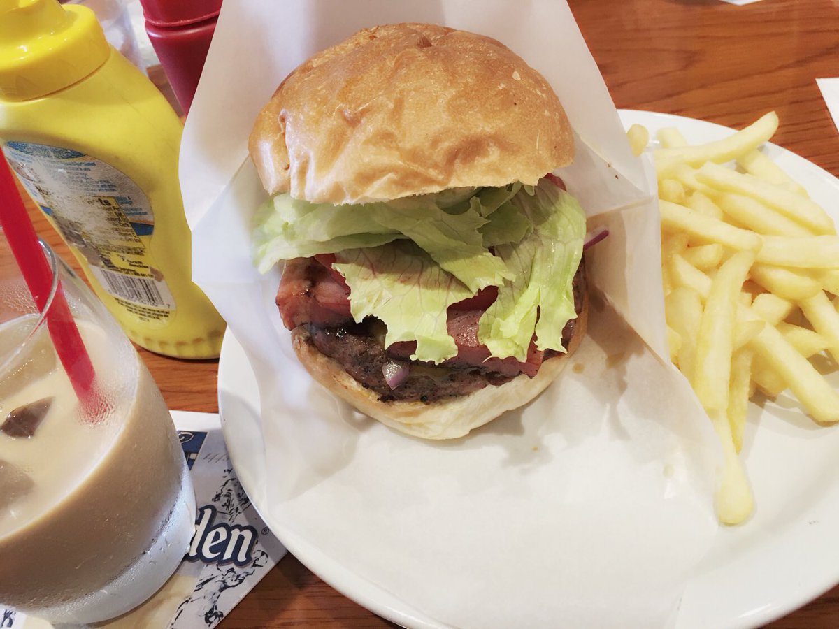 yuina0922's tweet photo. 昨日は、、、、
ハンバーガーを食べに行っていました🐷🐷✨
たまらんでしたよ(๐◊๐”)/👍👍
そして、お友達から可愛いストラップ貰いまし!!幸せだったぁ♪♪
#SOULDRESSING https://t.co/nto00LLNBs