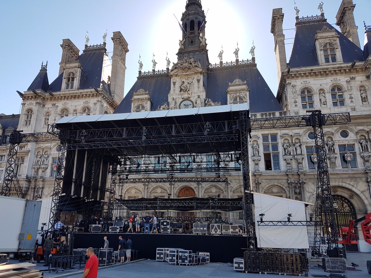 Fnac's tweet image. La scène du #FnacLive16 se met en place. On vous donne rendez-vous demain pour profiter du soleil et de la musique !