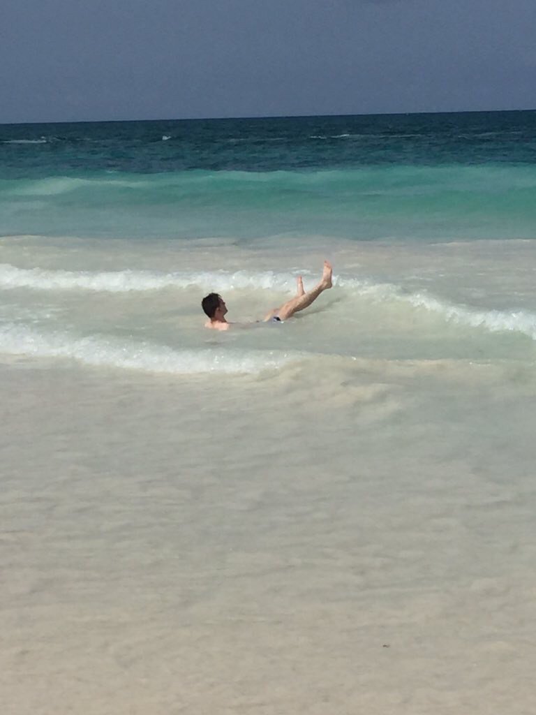 Midnight Fiestas or Paradise Beaches | Playa Del Carmen &amp; Tulum: Mexico thejourneyofjoe.com/2016/07/19/mid…