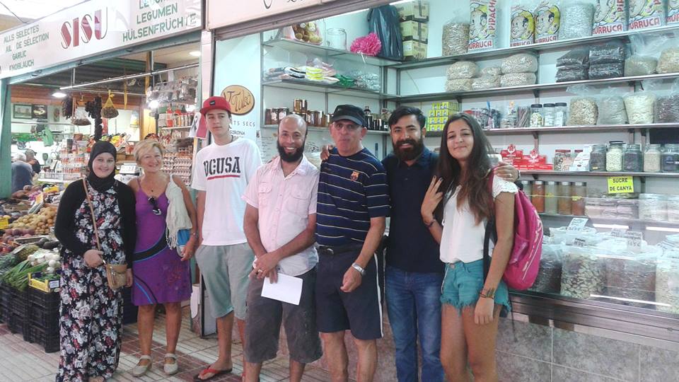 CNLGirona's tweet image. Fan cara de satisfets. Els encanta anar al mercat i aprendre els noms dels aliments #Bàsic1 #aprendrecatalà #Roses