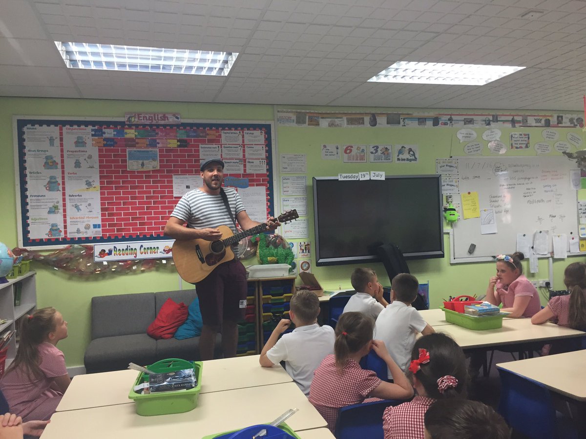 Moorside4P's tweet photo. @davejgiles has come to our class to do a song writing workshop #artsweek https://t.co/O8qwajGWsg