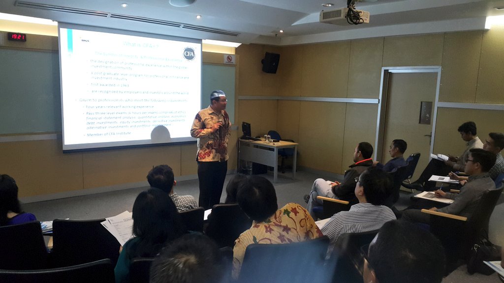 bbs_binus's tweet image. 4. Ricky Ihsan, our speaker tonight, just started the presentation about CFA and FRM #BBSevent