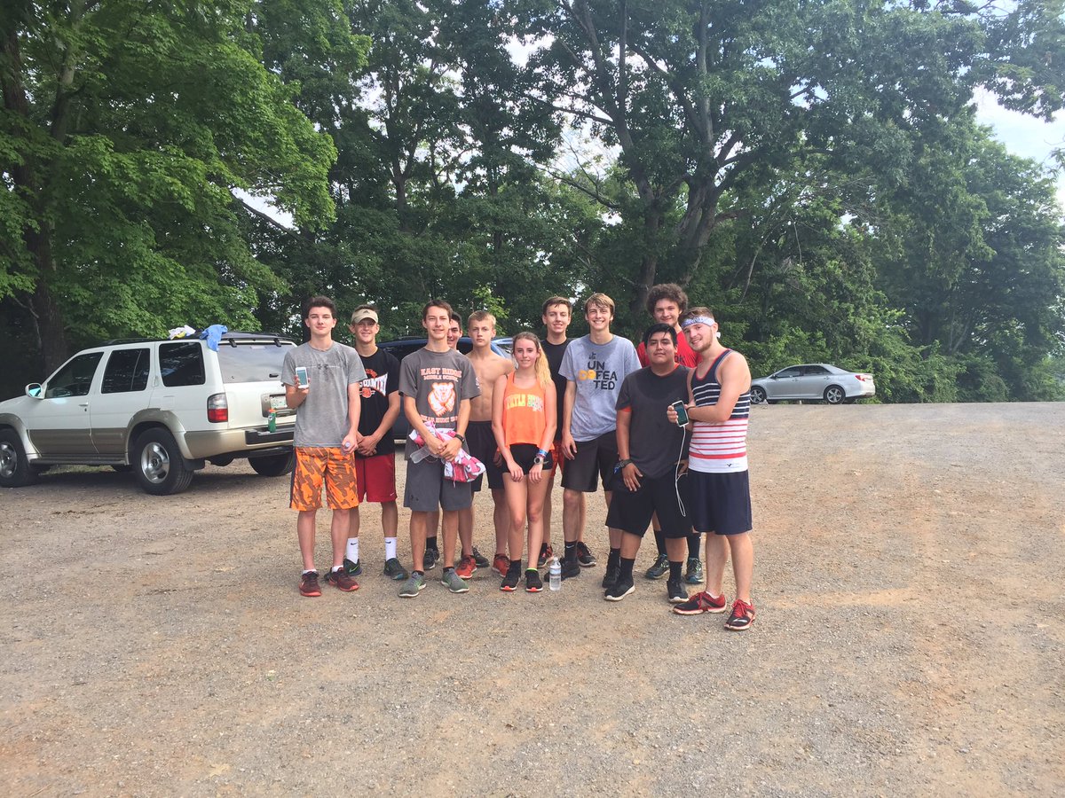 slammysammy88's tweet photo. #moeastxc played Pokemon Go for their workout this morning. #wemakerunningfun #gottacatchemall @morgane_watkins https://t.co/O8AcCAXFOE