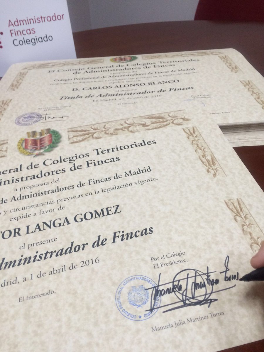 CAFMadrid's tweet photo. Los nuevos Títulos de la Profesión, expedidos por el @CgcafeAaff, ya están siendo firmados por @presidenteCAFM https://t.co/TY7ig5nbr8