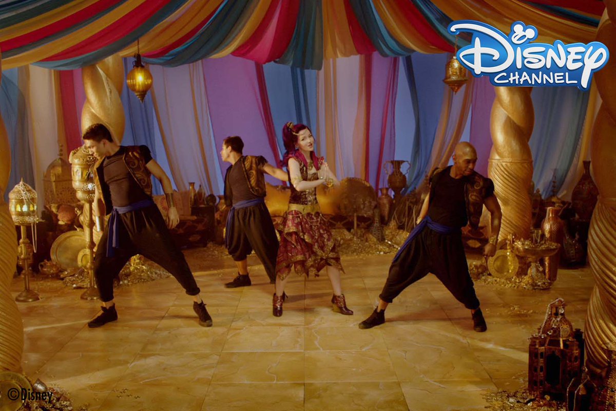ディズニー チャンネル公式 22日 金 時 放送の ディセンダント 番組内で 新しいミュージックビデオ Genie In A Bottle を初放送 マル役のダヴ キャメロンが得意の歌とダンスを披露 振付師によるダンスレッスンもあるので一緒に踊ってみよう