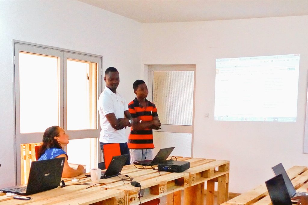nativ_IS's tweet photo. #HubCité #CAMP16 Travail sur le Business Modèle CANVAS des startups @urbanattic_ @woebots_ @MizamikeSCoPE https://t.co/x6m7CxmuFN