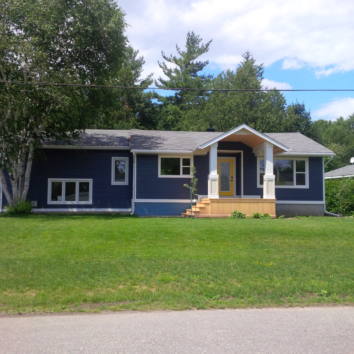 munrocontract's tweet image. Love the transformation! Amazing what new siding, soffit &amp;amp; fascia can do! @James_Hardie in Deep Ocean! Beautiful!