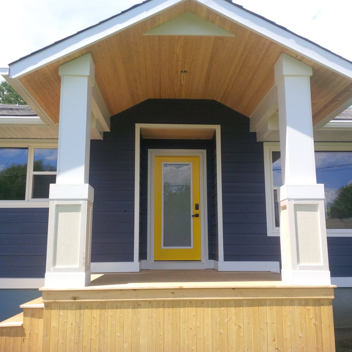munrocontract's tweet image. Love the transformation! Amazing what new siding, soffit &amp;amp; fascia can do! @James_Hardie in Deep Ocean! Beautiful!