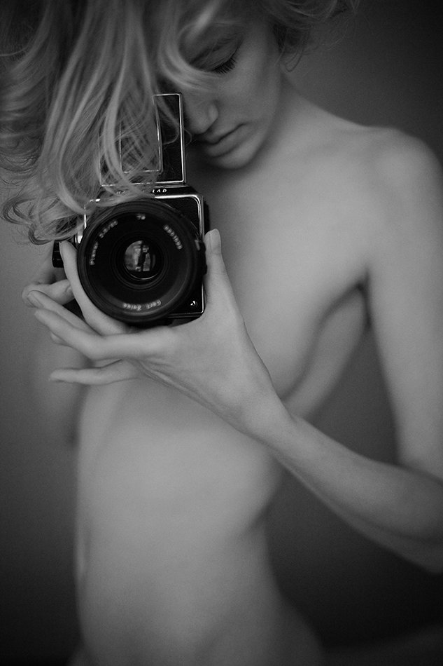 AlessandraMay14's tweet photo. Babe babe slowly takes off hecr freeones gear https://t.co/K3YIkU5bGj