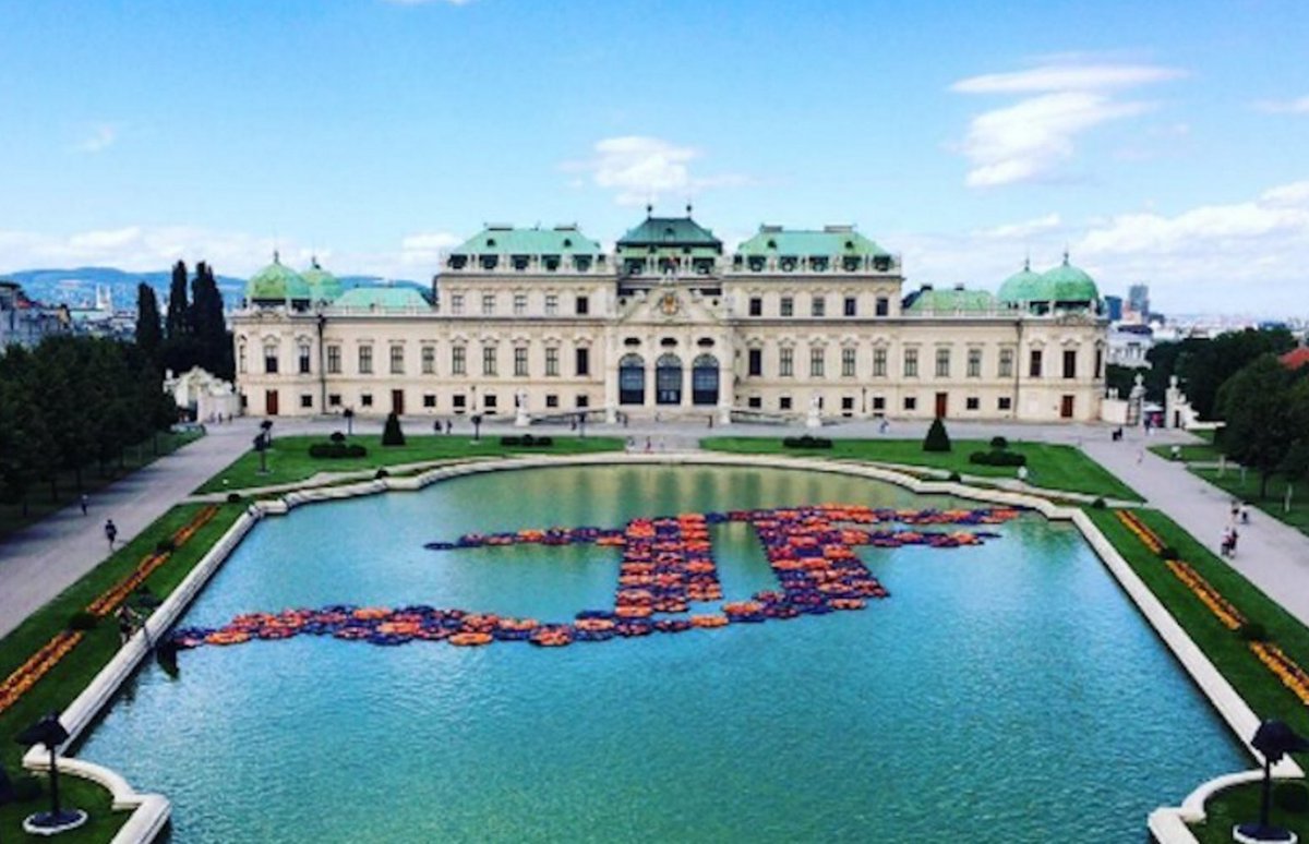 #AiWeiwei covers Austrian palace in 1005 life jackets in response to the migrant crisis ✔ ✔ dazeddigital.com/artsandculture…