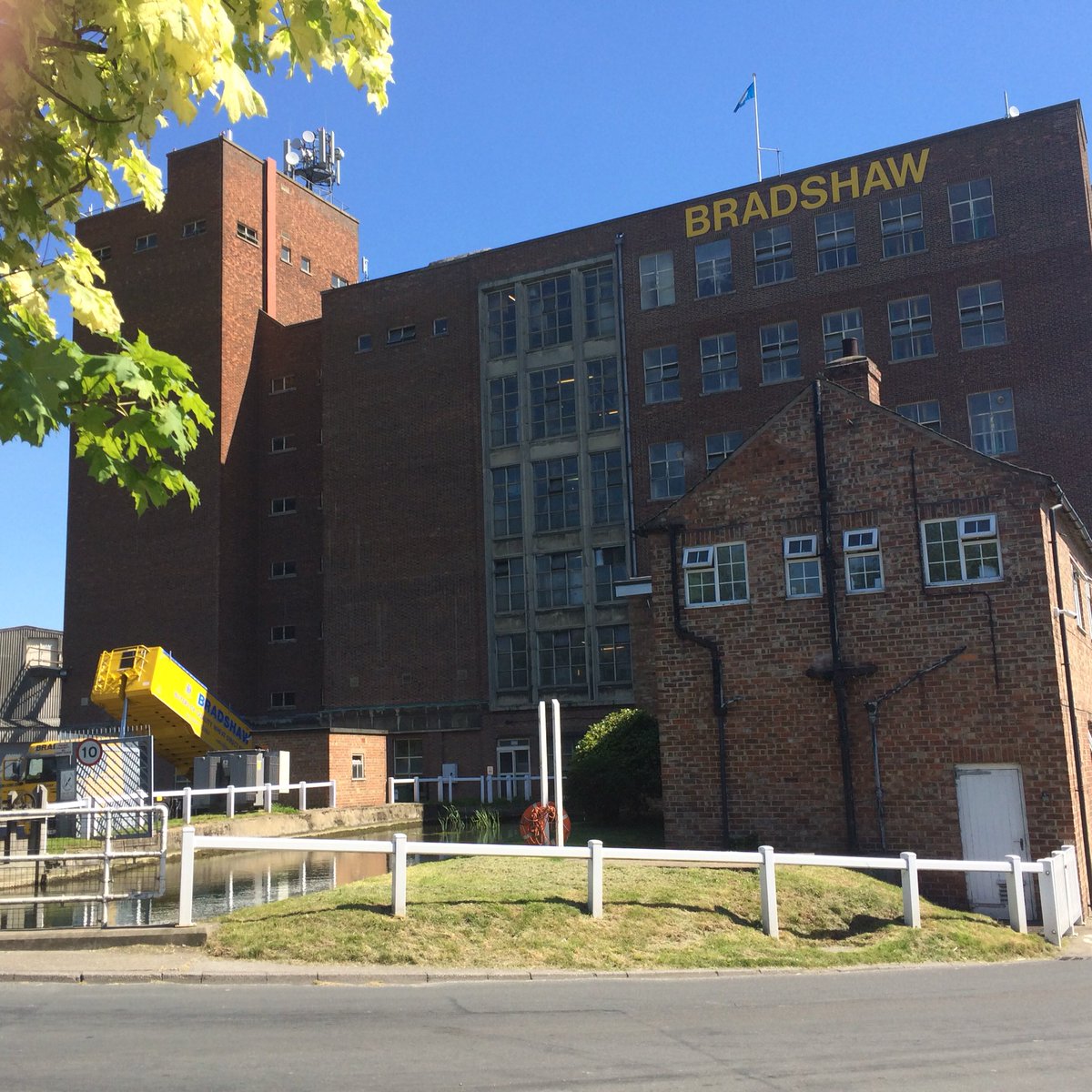 Melissa_Clough's tweet photo. On @culturatech customer site today visiting EB Bradshaw & Sons #culturauk #flourmiller #agrisoftware https://t.co/lrqArSBLP8