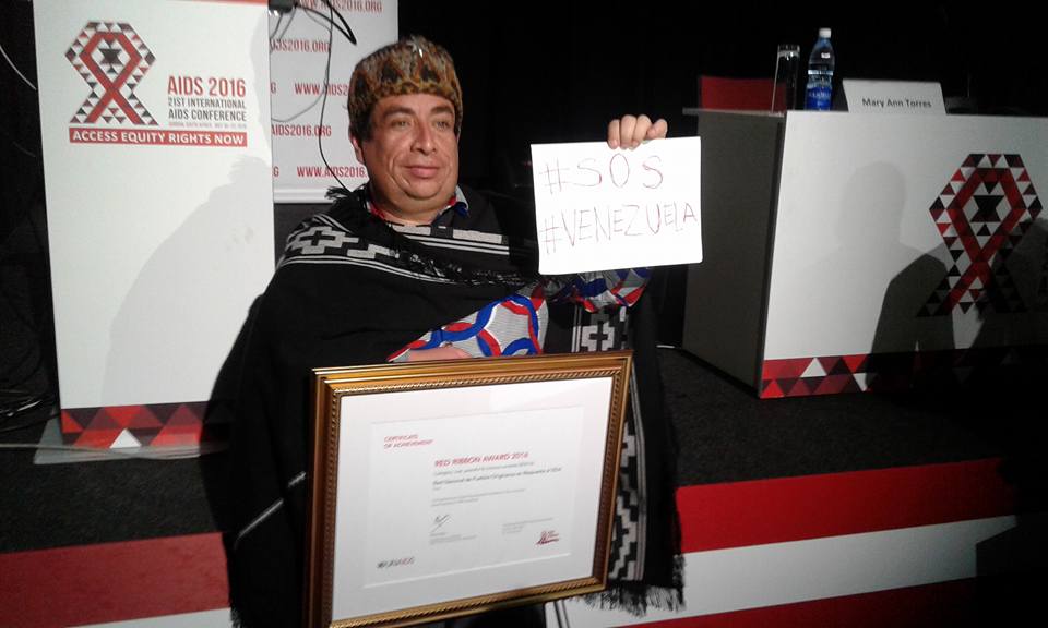 panxo_xavier's tweet photo. @isladechiloe @Maramaboo recibieron premio Cinta Roja 2016 en Conferencia #AIDS2016 #IIPCHA https://t.co/HyGoidXNl5 https://t.co/SfH713GpoX