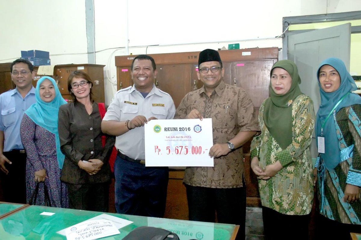 Penyerahan bantuan untuk siswa kurang mampu oleh alumni stm 2/ <a href="/smkn3jogja/">SMKN 3 Yogyakarta</a> sbg salah satu bentuk kepedulian alumni