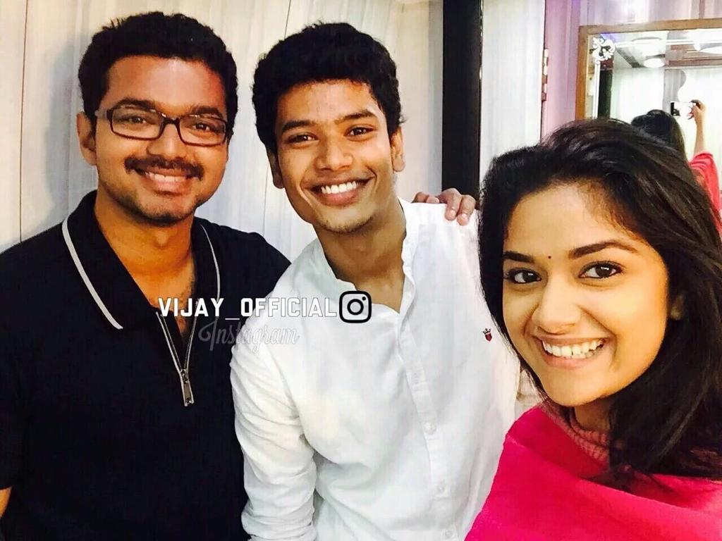 FC_Keerthy's tweet photo. Cute selfie 
@actorvijay @KeerthyOfficial 
#Ilayathalapathy #Vijay #SmilingStar #KeerthySuresh https://t.co/FmCW1ZoLux