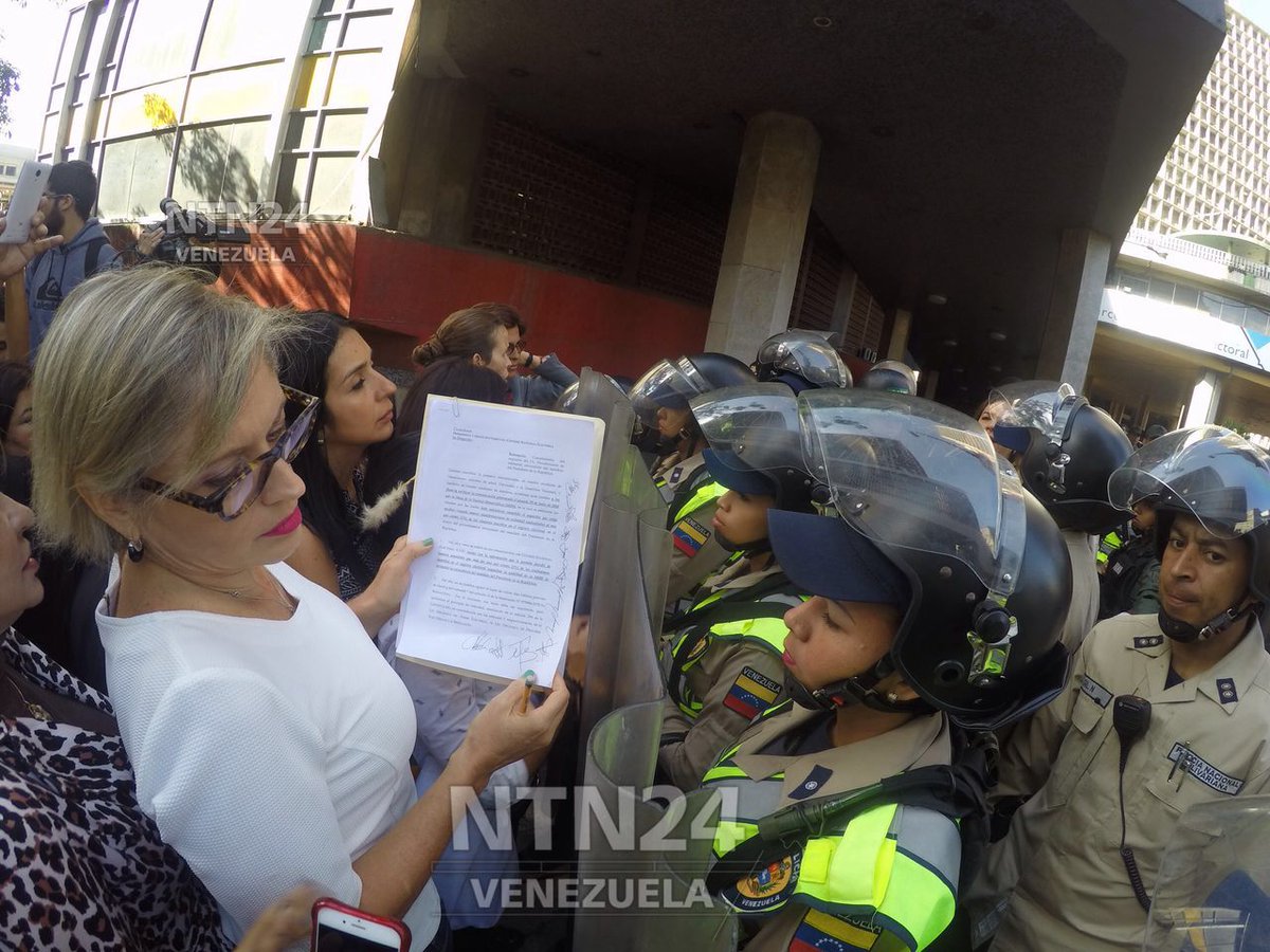 Diputadas opositoras llegan al CNE para exigir fecha de recolección del 20% de las firmas bit.ly/2a5Tvro