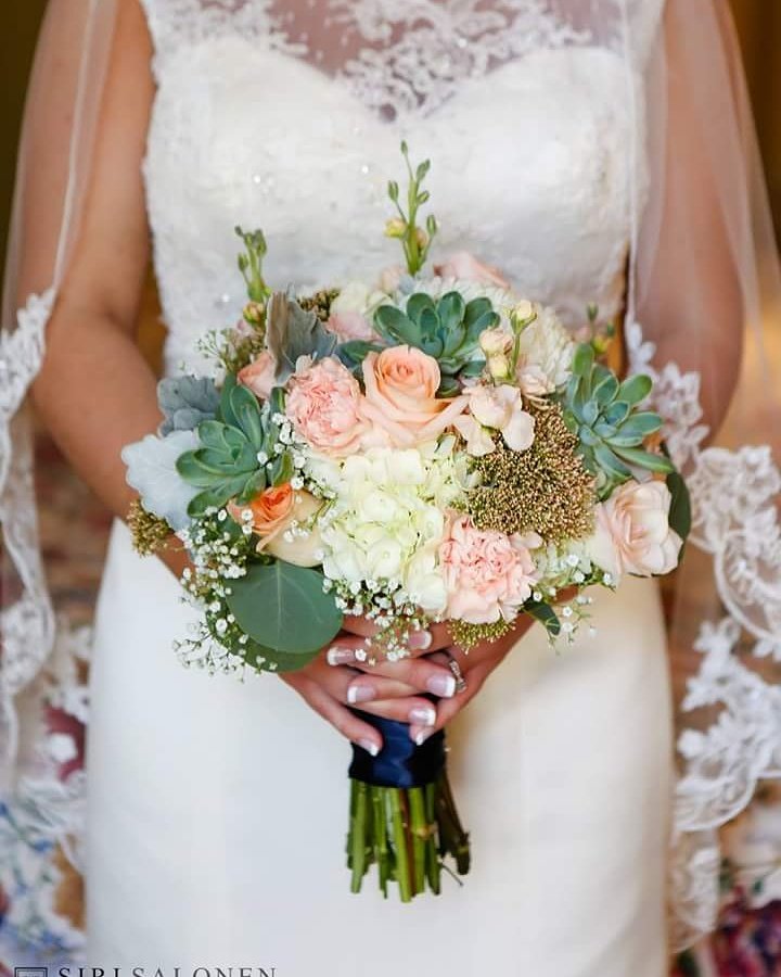 SimplyBlueWed's tweet image. Welcome Victoria's Floral Design to the Simply Blue vendor guide!
simplyblueweddings.com/victorias-flor…
 Siri Salonen Photography