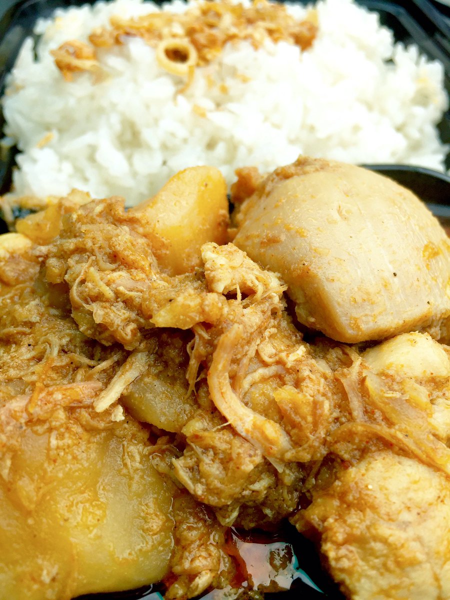 Spice up lunch today w/ a Yellow Curry plate from <a href="/WannaESF/">Wanna-E</a>. It's here @ OtG: UN Plaza from 11-2pm