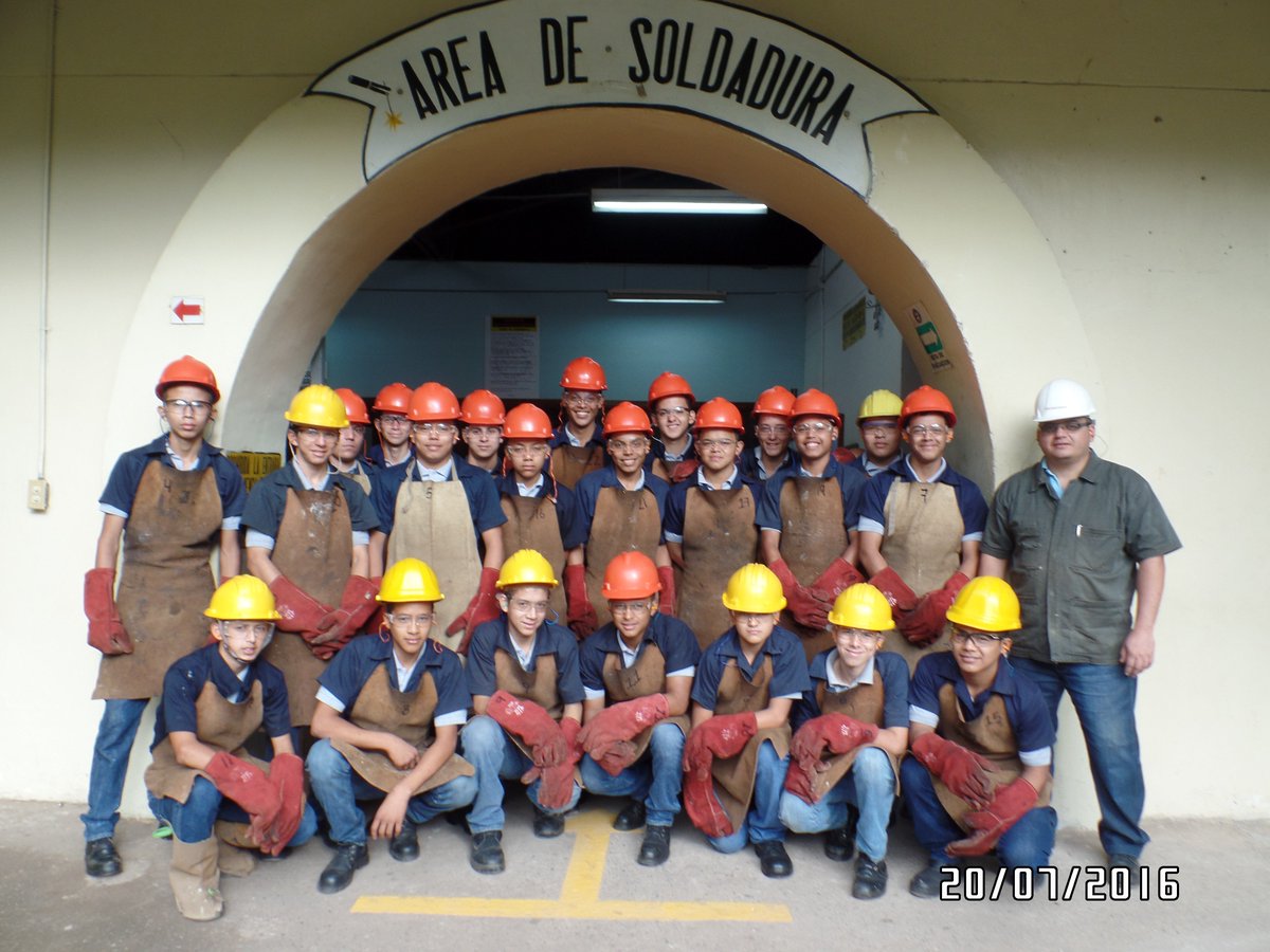 CEVEM1998's tweet photo. Nuestros alumnos área Soldadura aplicando normas de seguridad usando el equipo correspondiente @cesarpintop @CADERHN https://t.co/bEFlpogwye