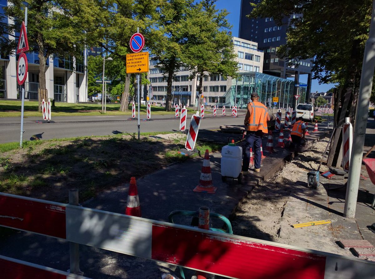 Binnenkort is het fietspad voor Grand Café Wouters in het #Stationsgebied gereed voor tweerichtingsverkeer.