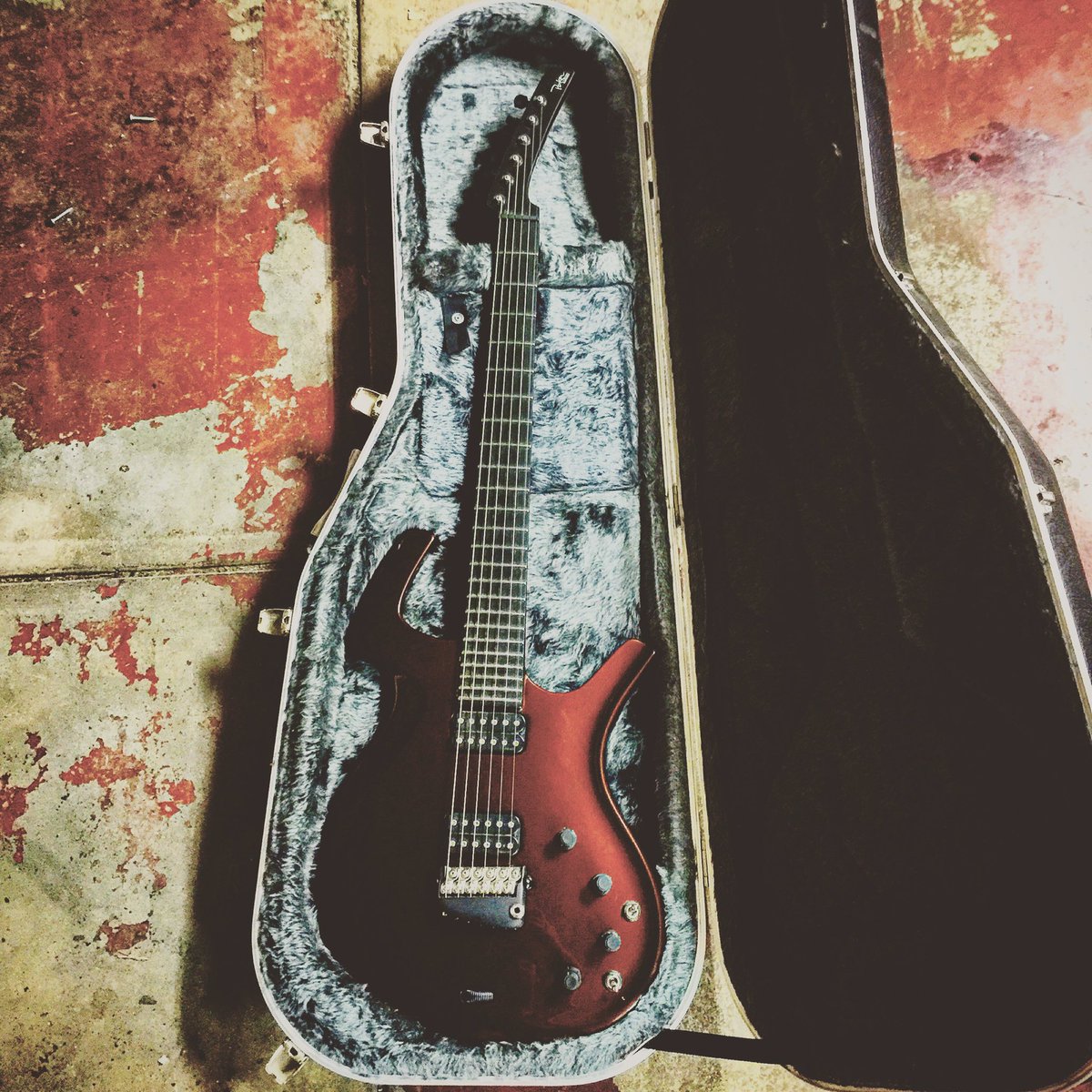 CroweEffects's tweet image. Fixed this, then played it.  Head exploded.  #parkerguitars #guitars #guitarporn #guitar #parker #parkerfly